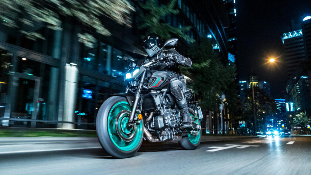 Die Yamaha MT-07 bei einer Nachtfahrt durch die Start - Zubehörteile und Ersatzteile für dein MT-07 findest du bei Motorradheld.